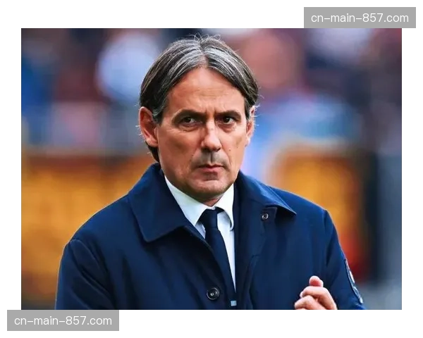 特写:教练席上的小因扎吉,不断向队员比划手势,要求阵型前压保持控球 特写:教练席上的小因扎吉,不断向队员比划手势,要求阵型前压保持控球