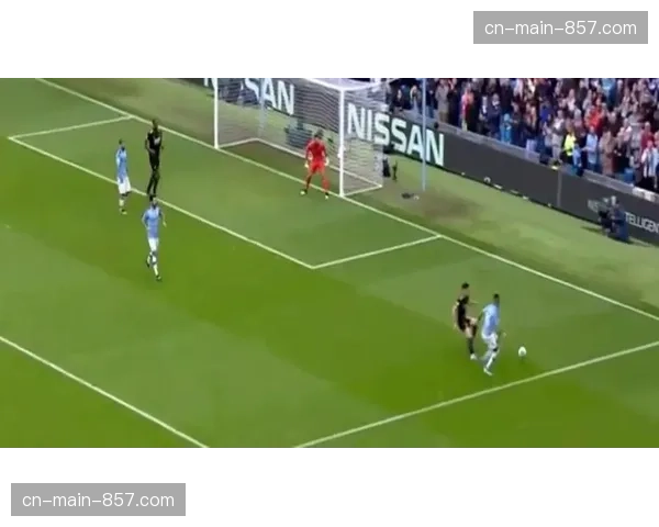 实时:帕利尼亚禁区外远射经折射获得角球,富勒姆利用二次进攻得分