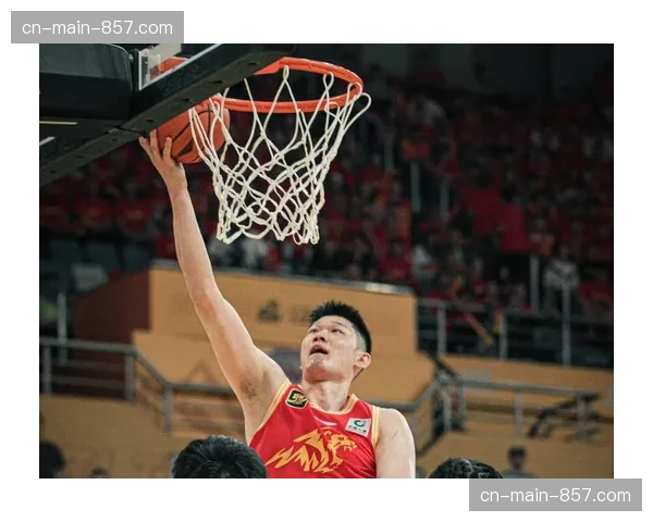 【2026年4月CBA联赛·赛中·特写特写：胡金秋拼抢篮板倒地受伤，被队友搀扶离场