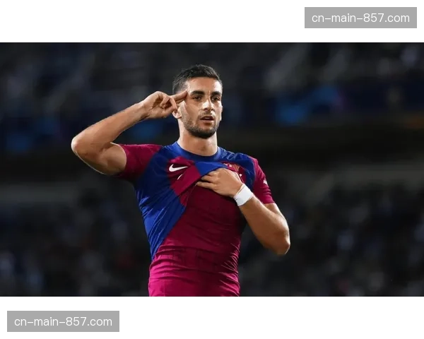 即时：莱万脚踝扭伤无法坚持，被费兰·托雷斯换下。